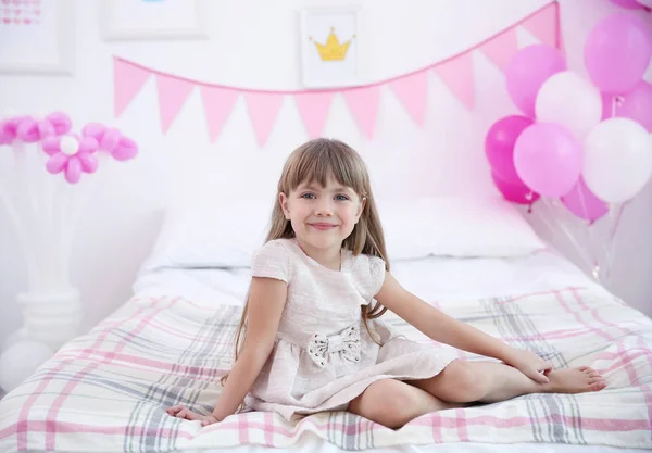 Menina no quarto decorado para festa de aniversário — Fotografia de Stock