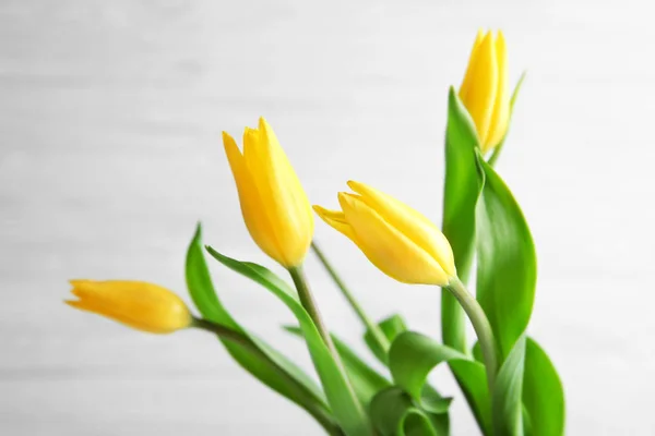 Jarrón de vidrio con ramo de tulipanes — Foto de Stock