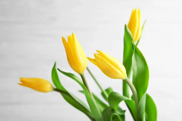 Glazen vaas met een boeket van tulpen — Stockfoto