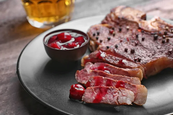 Grilovaný steak na talíři — Stock fotografie