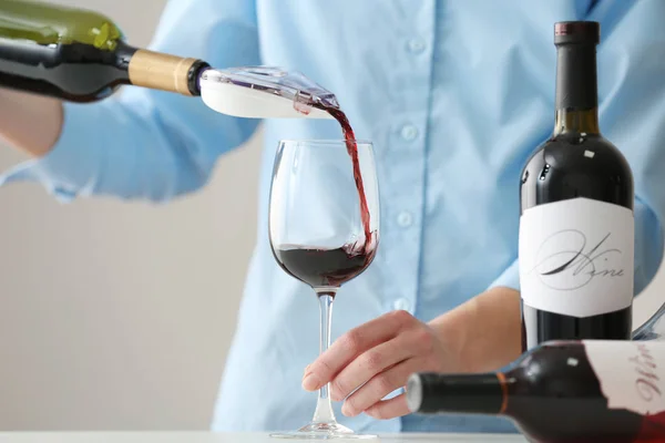 Sommelier derramando vinho tinto — Fotografia de Stock