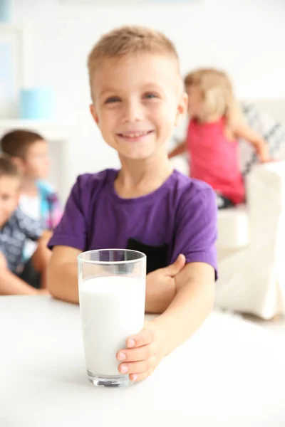 Ragazzino sorridente con bicchiere di latte — Foto Stock