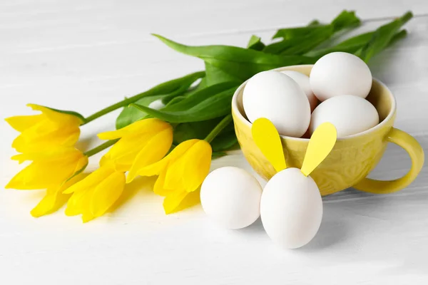 Huevos de Pascua con orejas de conejo —  Fotos de Stock