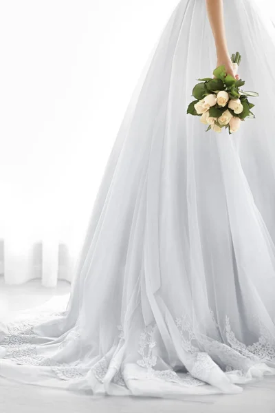 Наречена тримає весільний букет — стокове фото