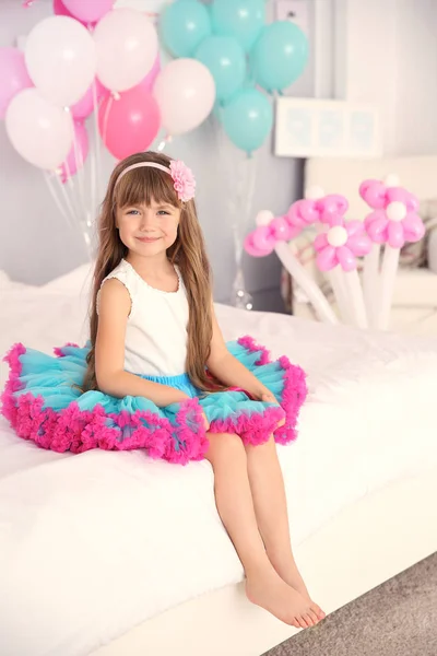 Menina no quarto decorado para celebração de aniversário — Fotografia de Stock