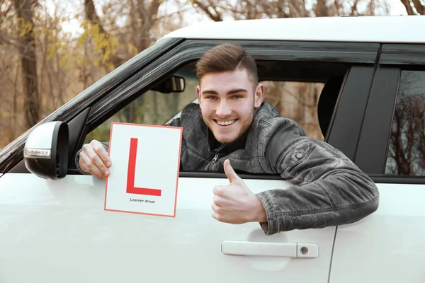 Jeune Homme Tenant Signe Apprenant Conducteur Tout Regardant Par Fenêtre — Photo