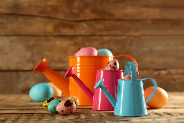 Полив банок с разноцветными пасхальными яйцами — стоковое фото