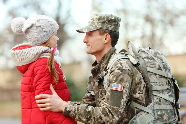 Soldado Camuflaje Con Hija Aire Libre — Foto de Stock