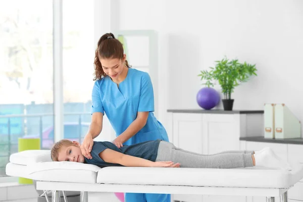 Fizioterapeuta a klinikán dolgozó beteggel — Stock Fotó