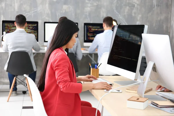 Jonge programmeur werkzaam in kantoor — Stockfoto