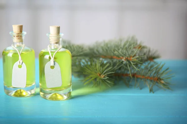 Flessen van pine etherische olie — Stockfoto
