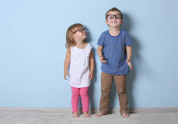 Lindos niños divertidos — Foto de Stock