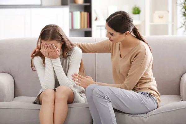 Psicologo lavorando con adolescente ragazza — Foto Stock