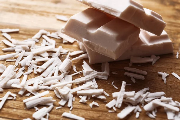 Pedaços de chocolate branco quebrado — Fotografia de Stock