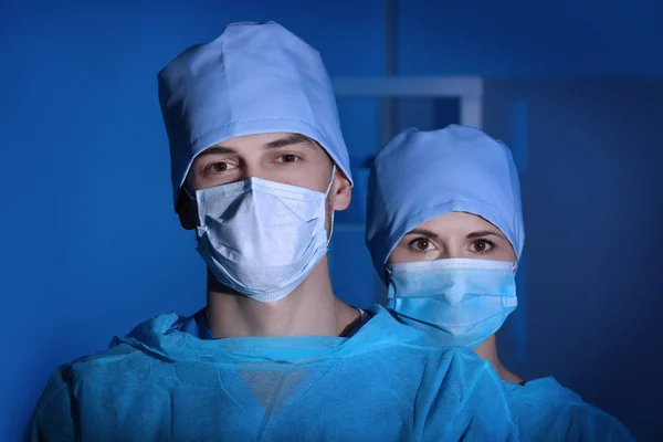 Retrato de jovens cirurgiões na clínica moderna — Fotografia de Stock