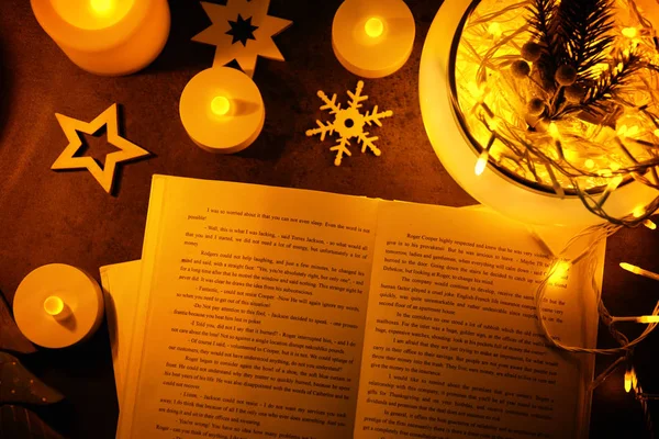 Libros con velas y guirnalda —  Fotos de Stock