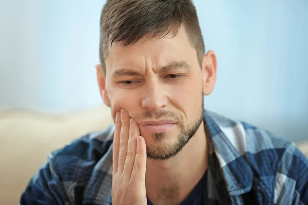 Junger Mann leidet unter Zahnschmerzen — Stockfoto