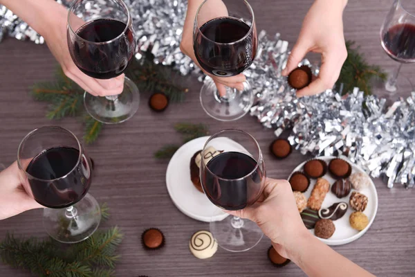 Manos femeninas sosteniendo copas de vino —  Fotos de Stock