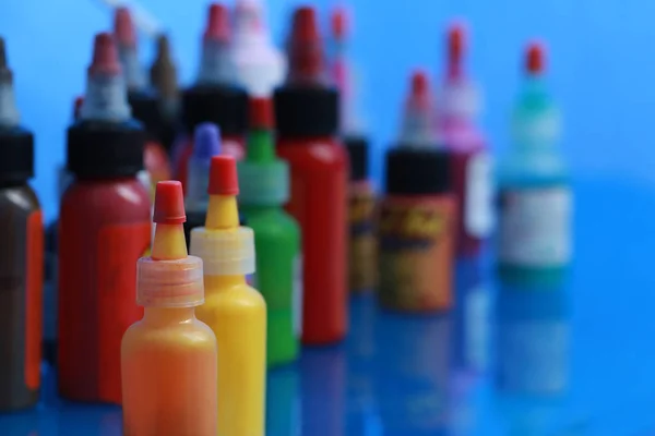 Múltiples botellas con tintas de colores —  Fotos de Stock