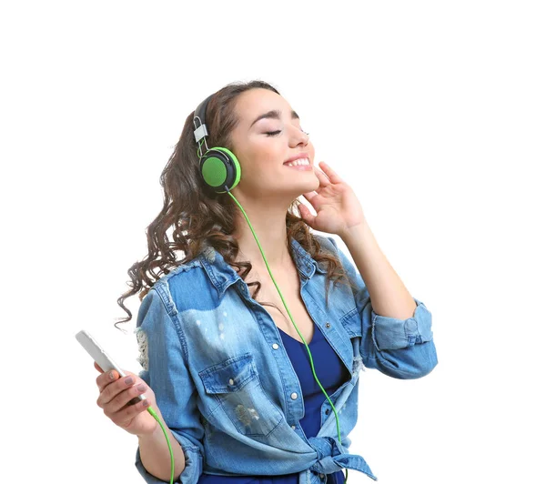 Mujer joven en auriculares escuchando música —  Fotos de Stock