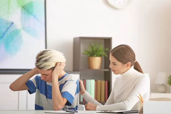 Psicólogo trabajando con adolescente chico — Foto de Stock