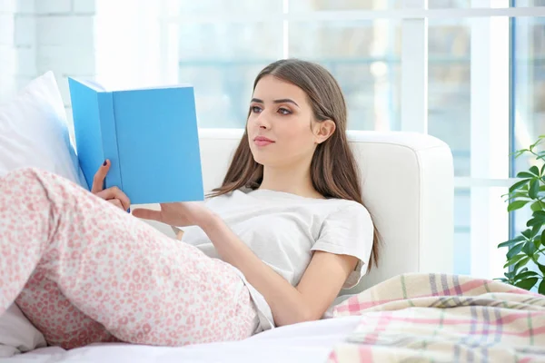 Frau liest Buch — Stockfoto