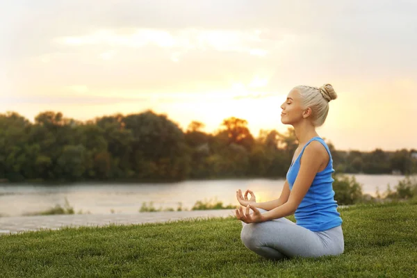 Mujer practicando yoga — Foto de Stock