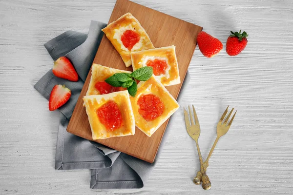 Sweet pastries and fresh strawberries — Stock Photo, Image