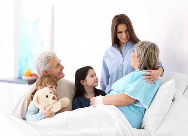 Famiglia visita nonna in ospedale — Foto Stock