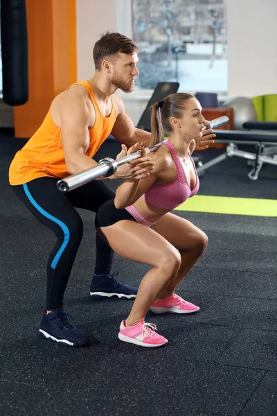 Piękna kobieta sprawny szkolenie z jej trener siłowni — Zdjęcie stockowe