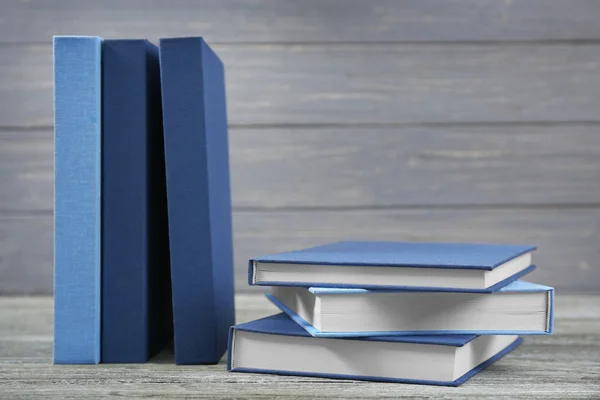 Livros azuis empilhados — Fotografia de Stock