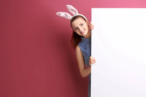 Fille avec des oreilles de lapin — Photo