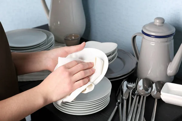 Female hands cleaning saucer — Stock Photo, Image