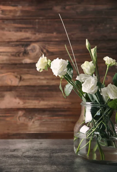 Glass vase with bouquet of roses — Stock Photo, Image