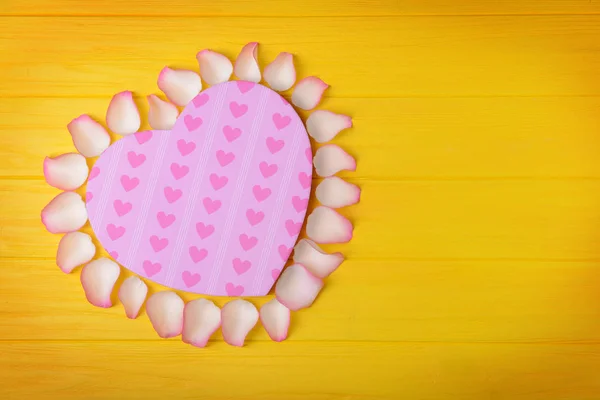 Caja de regalo en forma de corazón —  Fotos de Stock