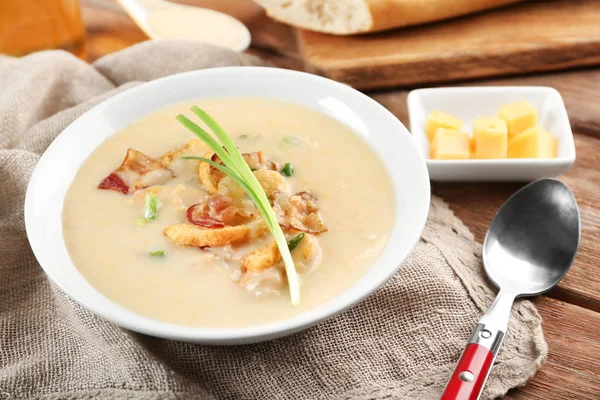 Délicieuse soupe au fromage de bière — Photo