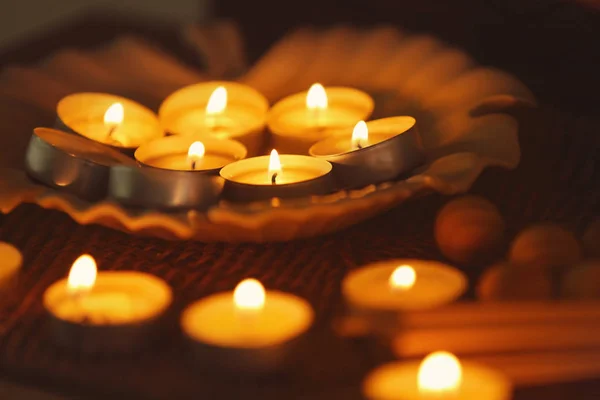 Bela composição de velas de luz — Fotografia de Stock