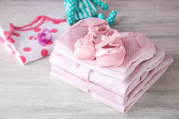 Pilha de roupas de bebê — Fotografia de Stock