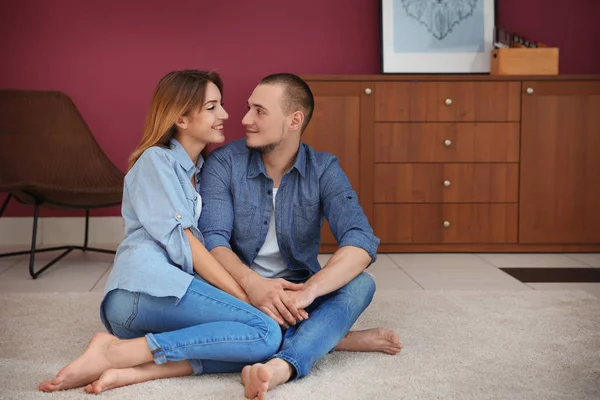 Young Couple Sitting Together Floor — Stock Photo, Image