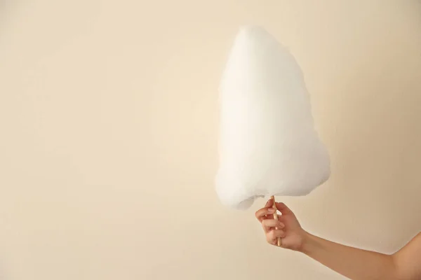 Hand hält Zuckerwatte — Stockfoto