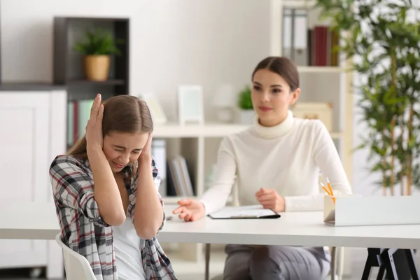 Psycholoog werken met tiener meisje — Stockfoto