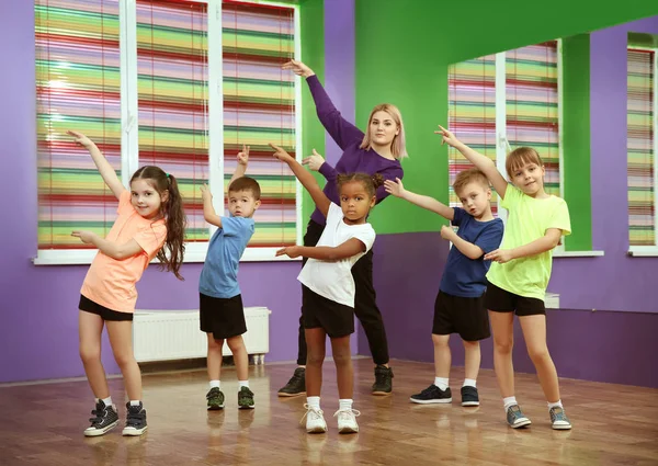 Profesora de danza y niños en clase de coreografía — Foto de Stock