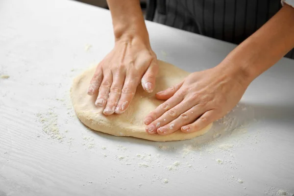 Handen maken deeg — Stockfoto