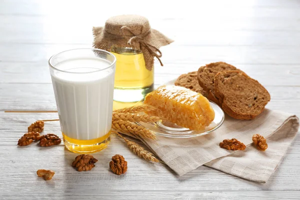 Composición con leche, miel, pan y panal — Foto de Stock