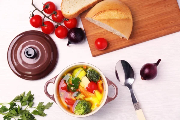 Tencere lezzetli çorba ve sebze ile — Stok fotoğraf