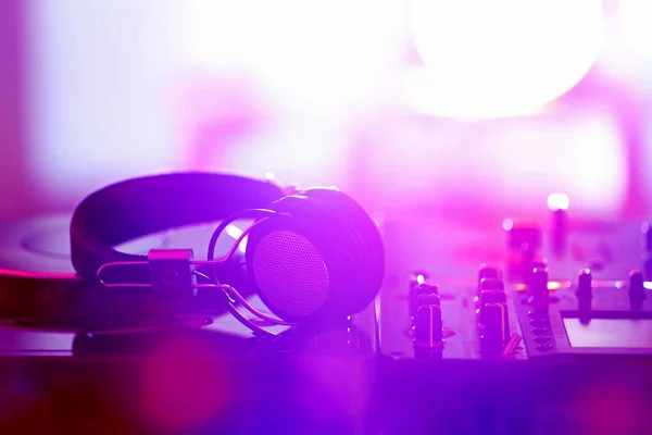 DJ mixer w nocnym klubie — Zdjęcie stockowe