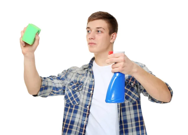 Jeune homme de service avec spray nettoyant et éponge sur fond blanc — Photo