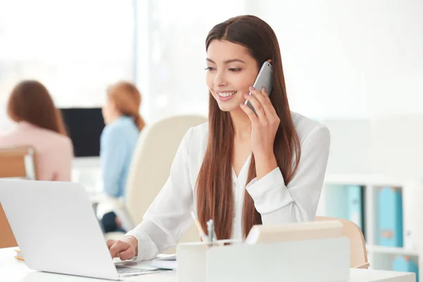 Schöne junge Frau, die mit dem Handy spricht — Stockfoto