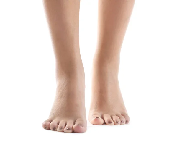 Женские ноги с коричневым педикюром изолированы на белом — стоковое фото