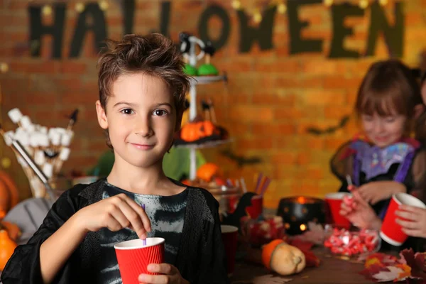 Niedliche Kinder feiern Halloween — Stockfoto